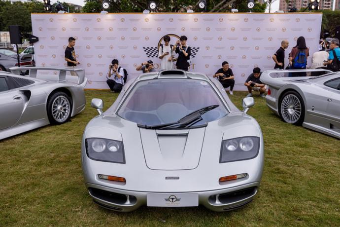 Silver McLaren F1跑车