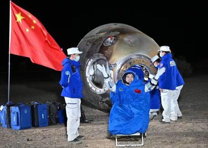 航天员成功返回地球 神舟十八任务圆满成功