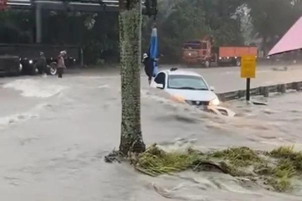 汝来旧街区和凤凰山庄发生突发水灾