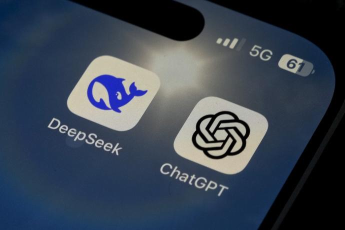 DeepSeek（左）与ChatGPT标志（美联社）